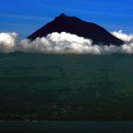 Il vulcano Pico tra le nuvole