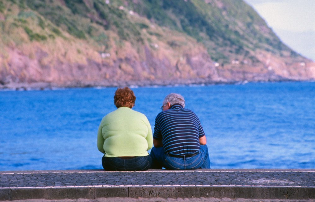 Anziani che guardano il mare alle Azzorre